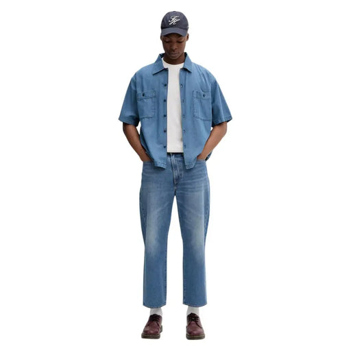 Kurzärmeliges, hellblaues Jeanshemd mit zwei Brusttaschen aus Baumwolle, passend zu Tommy Hilfiger Herren-Slim-Fit-T-Shirt in Beige.
