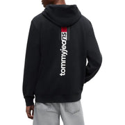 Rückansicht eines schwarzen Tommy Hilfiger Jeans-Hoodies aus Bio-Baumwolle mit vertikalem weißen Logo und rot-grauem Streifen auf der Rückseite