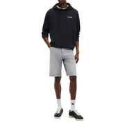 Schwarzer Calvin Klein Hoodie mit kleinem gesticktem Logo auf der Brust, abgebildet mit einem schwarzen Tommy Hilfiger Herren-Sweatshirt aus Bio-Baumwolle.