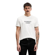 Weißes Tommy Hilfiger Jeans Herren-T-Shirt aus Baumwolle in Beige mit schwarzem Logo-Print auf der Vorderseite