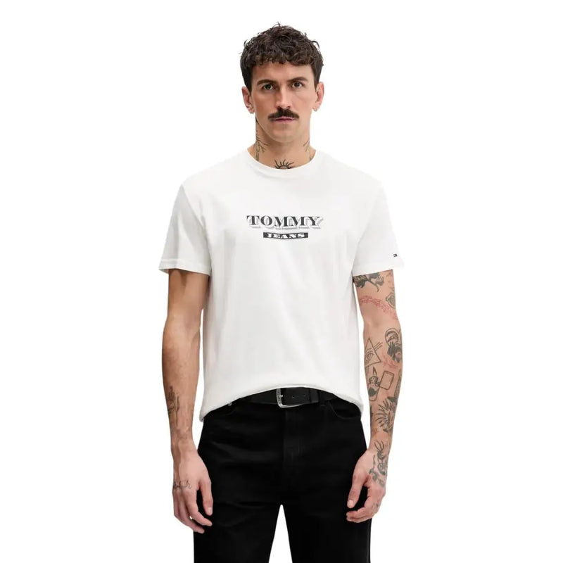Weißes Tommy Hilfiger Jeans Herren-T-Shirt aus Baumwolle in Beige mit schwarzem Logo-Print auf der Vorderseite