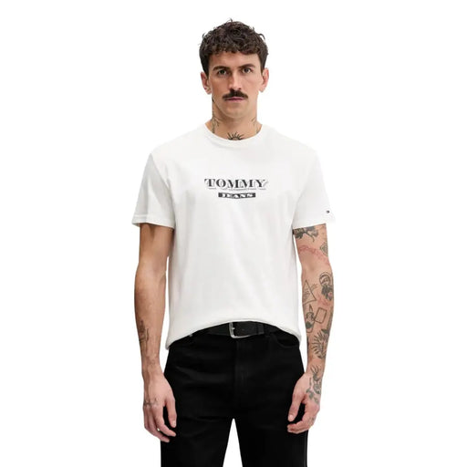 Weißes Tommy Hilfiger Jeans Herren-T-Shirt aus Baumwolle in Beige mit schwarzem Logo-Print auf der Vorderseite