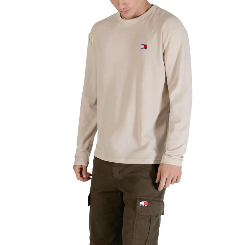 Beiges, langärmeliges Tommy Hilfiger-Shirt mit Rundhalsausschnitt aus Bio-Baumwolle mit kleinem rot-weiß-blauem Logo auf der Brust