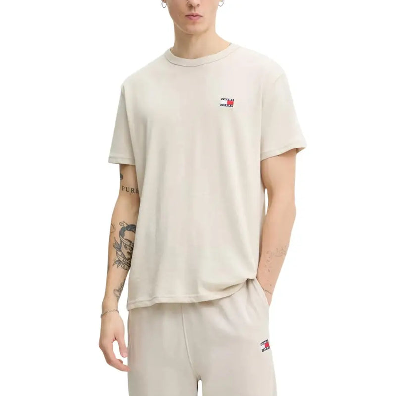 Beige Tommy Hilfiger Jeans Männer t-shirt mit kurzen Ärmeln und einem kleinen gestickten Logo auf der Brust