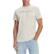 Beige Tommy Hilfiger Jeans für Herren t-shirt mit schwarzem Logo und rotem Flaggenemblem über der Brust