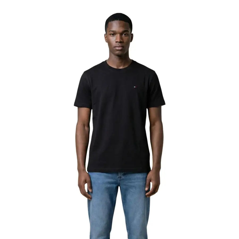 Noir Tommy Hilfiger Jeans T-shirt homme à manches courtes et col rond t-shirt avec un petit logo sur la poitrine gauche pour une tenue décontractée