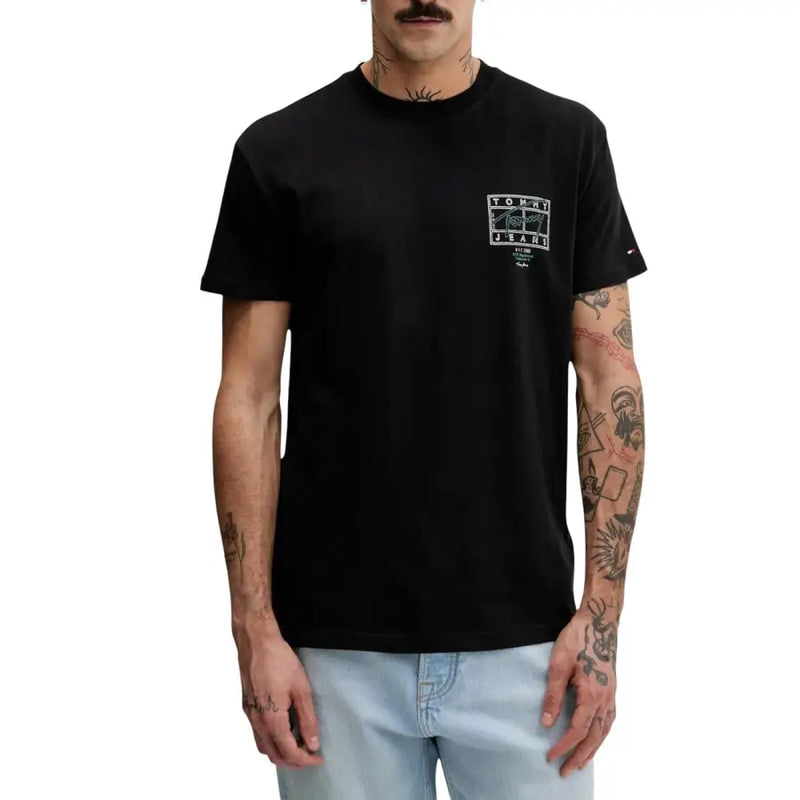 Tommy Hilfiger Jeans hommes t-shirt en coton noir avec un logo rectangulaire blanc sur la poitrine