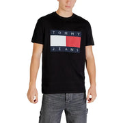 Jean noir Tommy Hilfiger t-shirt avec un logo rectangulaire audacieux orné de rayures bleu marine, blanches et rouges