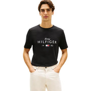 Schwarzes Tommy Hilfiger Herren-T-Shirt aus Baumwolle mit weißem Tommy Hilfiger 1985 Logo und Markenflaggenemblem
