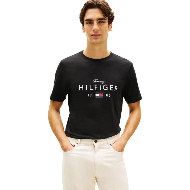Schwarzes Tommy Hilfiger Herren-T-Shirt aus Baumwolle mit weißem Tommy Hilfiger 1985 Logo und Markenflaggenemblem