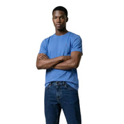 Tommy Hilfiger bleu t-shirt avec un petit logo sur la poitrine gauche, confectionné en coton biologique pour homme, issu de la collection Tommy Hilfiger Jeans.