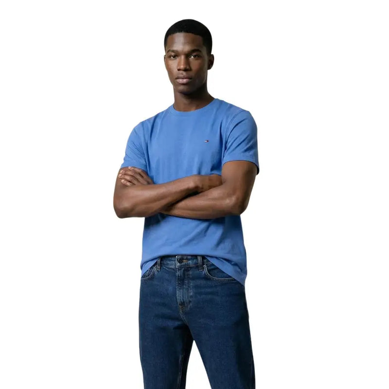 Tommy Hilfiger bleu t-shirt avec un petit logo sur la poitrine gauche, confectionné en coton biologique pour homme, issu de la collection Tommy Hilfiger Jeans.