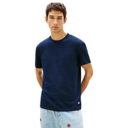 coton texturé bleu marine t-shirt avec un petit logo Tommy Hilfiger en bas à droite, issu de la collection de jeans Tommy Hilfiger