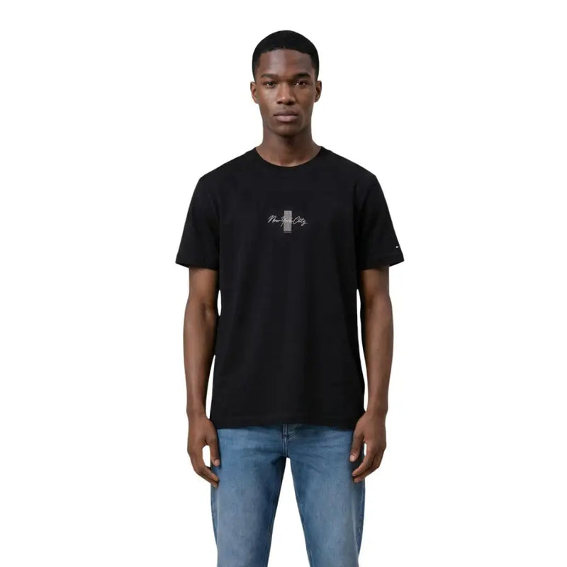 Tommy Hilfiger Jeans hommes t-shirt T-shirt noir à manches courtes avec un imprimé blanc représentant New York et une rayure verticale grise sur la poitrine