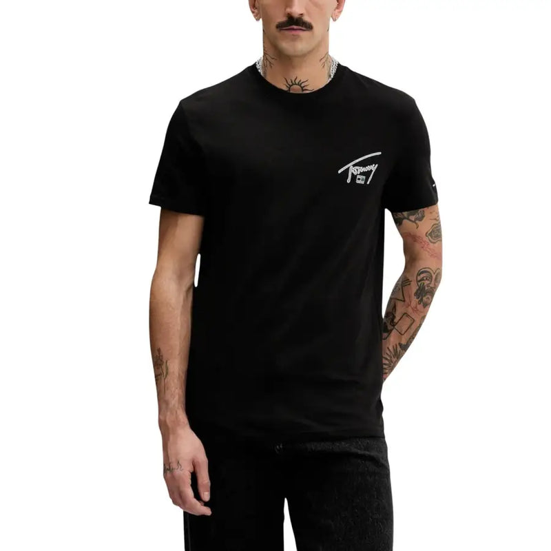 Jeans noirs Tommy Hilfiger pour hommes t-shirt avec un logo blanc sur la poitrine gauche, confectionné dans un coton confortable.