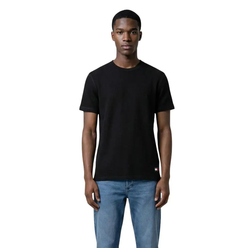 Tommy Hilfiger Jeans hommes t-shirt T-shirt noir à manches courtes et col rond avec étiquette logo rouge, blanche et bleue en bas à gauche