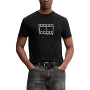 Tommy Hilfiger Jeans hommes t-shirt en noir avec un logo de court de tennis blanc sur le devant