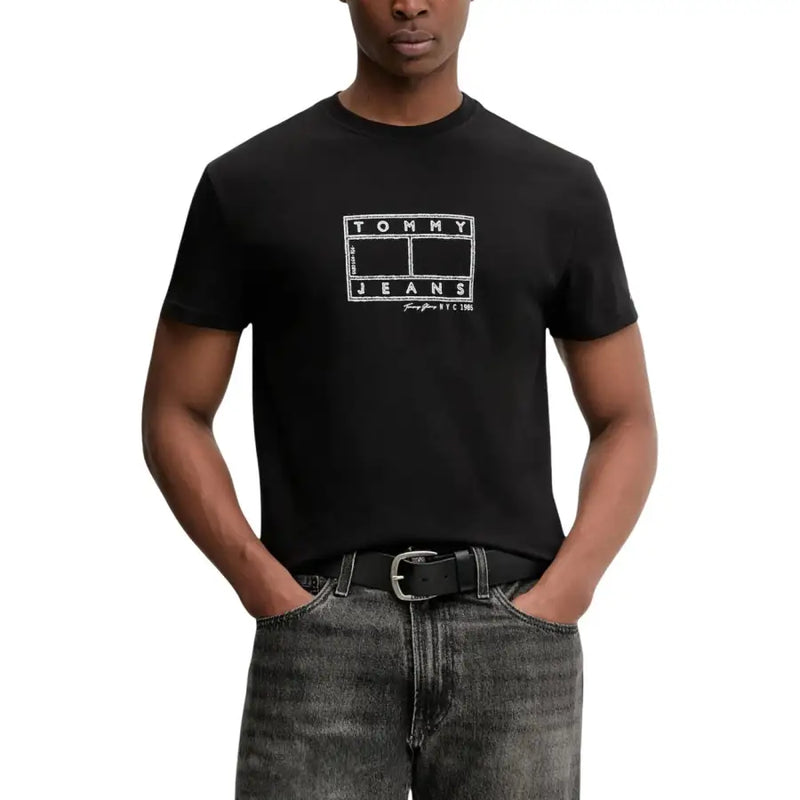 Tommy Hilfiger Jeans hommes t-shirt en noir avec un logo de court de tennis blanc sur le devant