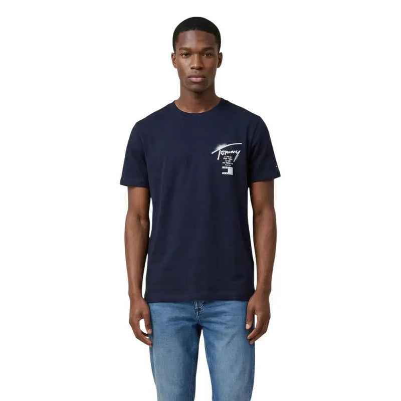 bleu marine Tommy Hilfiger Jeans hommes t-shirt ce modèle à manches courtes arbore un logo blanc imprimé sur la poitrine.