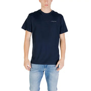 Marineblau Tommy Hilfiger Jeans Männer t-shirt Lässiges Baumwoll-T-Shirt mit kleinem weißen Logo auf der linken Brust.