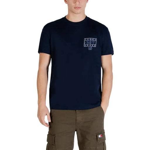 Marineblaues Tommy Hilfiger Jeans Herren-T-Shirt aus Bio-Baumwolle mit weißem rechteckigem Logo auf der Brust