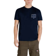 Navy blue tommy hilfiger jeans men t shirt made of organic cotton with a white rectangular logo on the chest