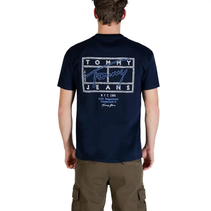 Rückansicht eines marineblauen Tommy Hilfiger Jeans Herren-T-Shirts mit weißem Grafikprint aus Bio-Baumwolle in Größe S