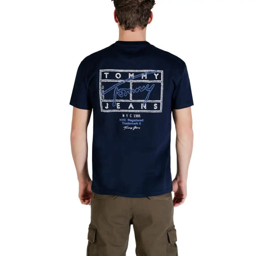 Rückansicht eines marineblauen Tommy Hilfiger Jeans Herren-T-Shirts mit weißem Grafikprint aus Bio-Baumwolle in Größe S