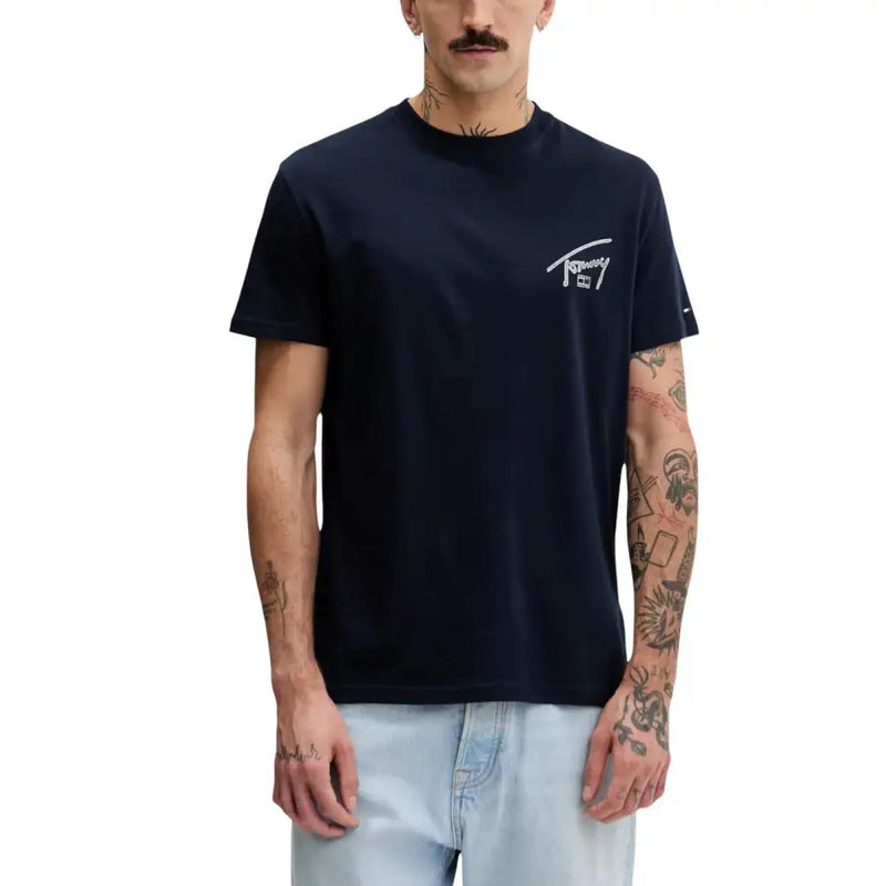 bleu marine Tommy Hilfiger Jeans hommes t-shirt avec logo blanc sur la poitrine gauche, manches courtes et vêtements décontractés