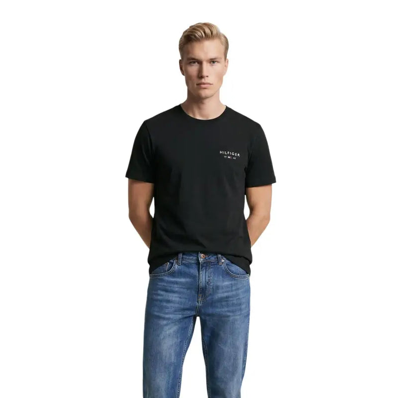 Tommy Hilfiger Schwarzes Herren-T-Shirt aus Baumwolle mit dezentem weißen Logo auf der linken Brust und Rundhalsausschnitt