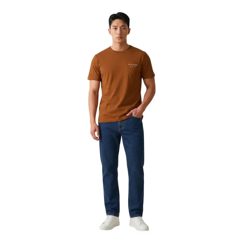 Ein brauner Baumwollstoff Tommy Hilfiger Kurzarm-T-Shirt für Herren mit Rundhalsausschnitt und kleinem Logo auf der Brust