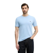 Hellblaues Tommy Hilfiger Baumwoll-T-Shirt mit Rundhalsausschnitt und kleinem, gesticktem Logo auf der linken Brust für Herren