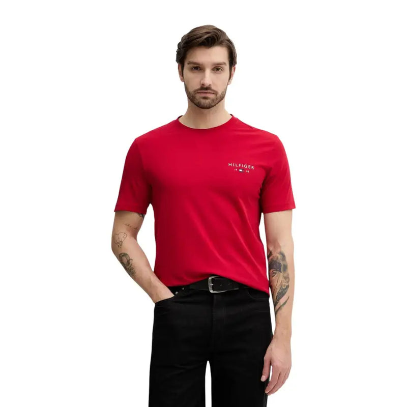 Rotes Tommy Hilfiger Kurzarm-Baumwollhemd t-shirt mit einem kleinen Logo auf der linken Brust für Herren im braunen Rundhals-Stil