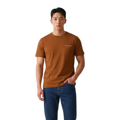 Ein brauner Herrenanzug Tommy Hilfiger Kurzarm-Baumwollhemd t-shirt mit Rundhalsausschnitt und dezentem, gesticktem Logo auf der Brust