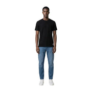 T-shirt noir à manches courtes et col rond en coton t-shirt avec un petit logo rouge et blanc en bas à gauche par Tommy Hilfiger Jeans