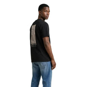 Dos d'un jean noir Tommy Hilfiger pour homme t-shirt avec un imprimé graphique vertical discret et un texte en jean