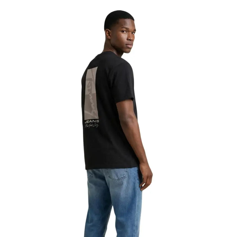 Dos d'un jean noir Tommy Hilfiger pour homme t-shirt avec un imprimé graphique vertical discret et un texte en jean