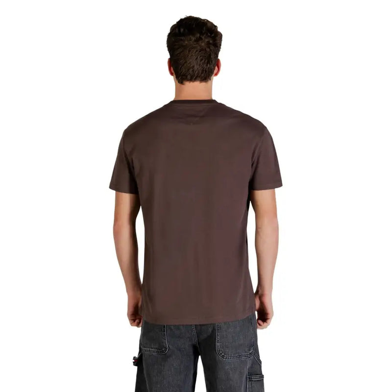 Tommy Hilfiger Jeans men t-shirt in dark brown short-sleeved cotton with a classic crew neck design
