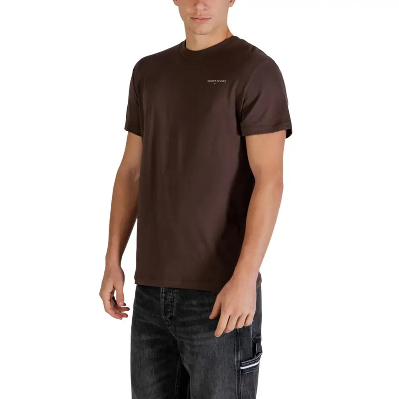 Tommy Hilfiger Jeans Herren brauner Rundhalsausschnitt t-shirt mit dezenter weißer Stickerei auf der linken Brust für lässige Kleidung