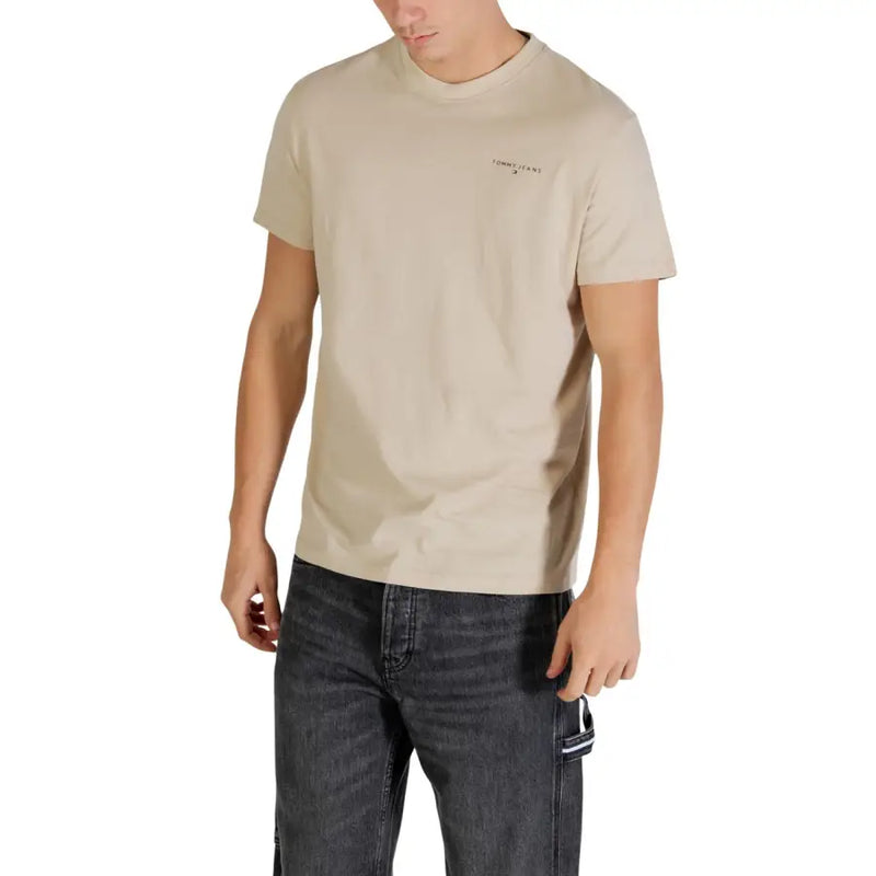 Beige Tommy Hilfiger Jeans col rond t-shirt avec un logo brodé discret sur la poitrine gauche pour hommes