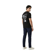 Jeans noirs Tommy Hilfiger pour hommes t-shirt montrant le verso avec le logo blanc et les noms des villes imprimés sur le tissu