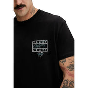 Jeans noirs Tommy Hilfiger pour hommes t-shirt avec un logo rectangulaire blanc comportant le nom de la marque et la signature sur le devant