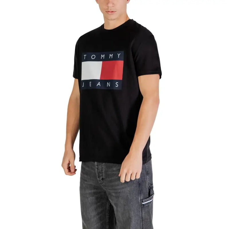 Noir Tommy Hilfiger Jeans Pour des hommes t-shirt avec un logo rectangulaire audacieux à rayures verticales blanches et rouges et un texte bleu marine