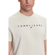 cremefarben Tommy Hilfiger Jeans Männer t-shirt mit schwarzem Tommy Jeans Schriftzug und einem kleinen Flaggenlogo darunter