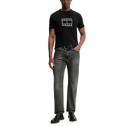 Noir Tommy Hilfiger Jeans hommes t-shirt avec un logo rectangulaire blanc comportant le nom de la marque et un motif de court de tennis