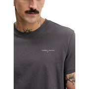 Dunkelgraue Tommy Hilfiger Jeans für Herren t-shirt mit dezentem weißen Logo auf der Brust aus weichem Baumwollmaterial