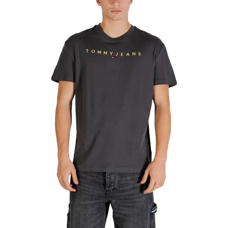 Dunkelgrau Tommy Hilfiger Jeans Männer t-shirt aus Baumwolle mit goldener Schrift und Logo auf der Vorderseite