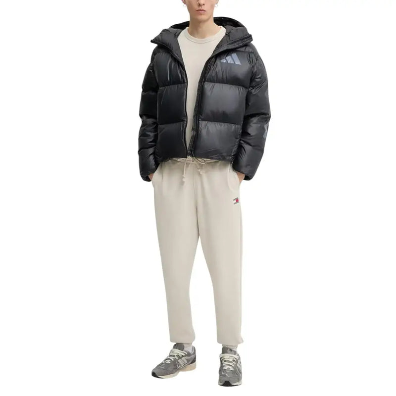 Schwarze adidas Steppjacke mit Kapuze und gestepptem Design, abgebildet mit Tommy Hilfiger Jeans Männer t-shirt