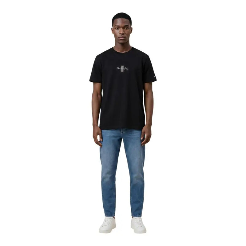Tommy Hilfiger Jeans hommes t-shirt T-shirt en coton noir à manches courtes, orné d'un discret logo blanc brodé sur la poitrine.