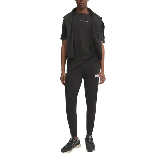 Schwarze Tommy Hilfiger Jeans-Jogginghose mit kleinem weißen und roten Logo-Patch am linken Oberschenkel für Herren